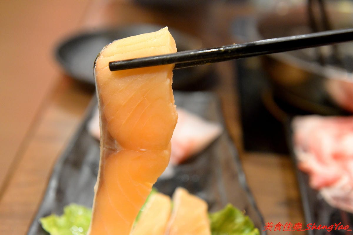 [台中沙鹿]絕品火鍋 – 沙鹿新開的火鍋店,年輕老闆曾擔任過多家餐廳的廚師,食材品質要求嚴格,蔬菜肉品海鮮都很新鮮,店內還有少見的伊比利豬,湯頭也很特別,墨魚湯頭超吸睛,價位相當平價,建