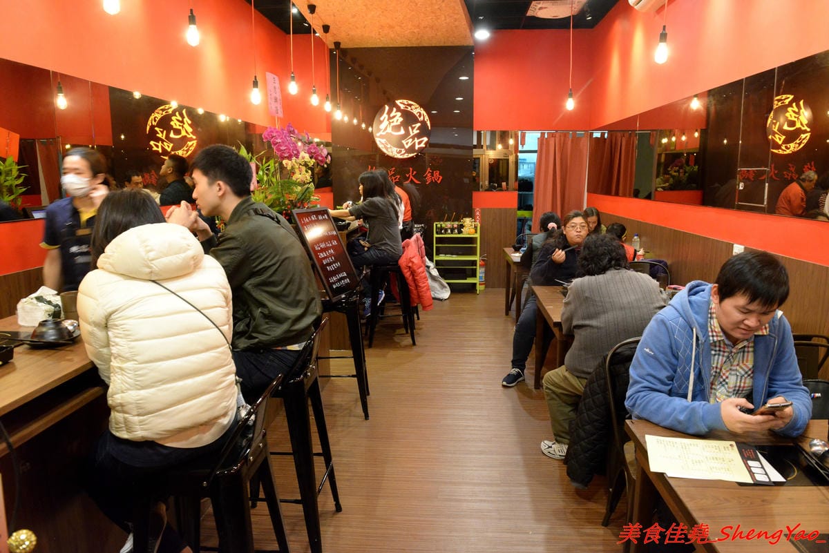 [台中沙鹿]絕品火鍋 – 沙鹿新開的火鍋店,年輕老闆曾擔任過多家餐廳的廚師,食材品質要求嚴格,蔬菜肉品海鮮都很新鮮,店內還有少見的伊比利豬,湯頭也很特別,墨魚湯頭超吸睛,價位相當平價,建