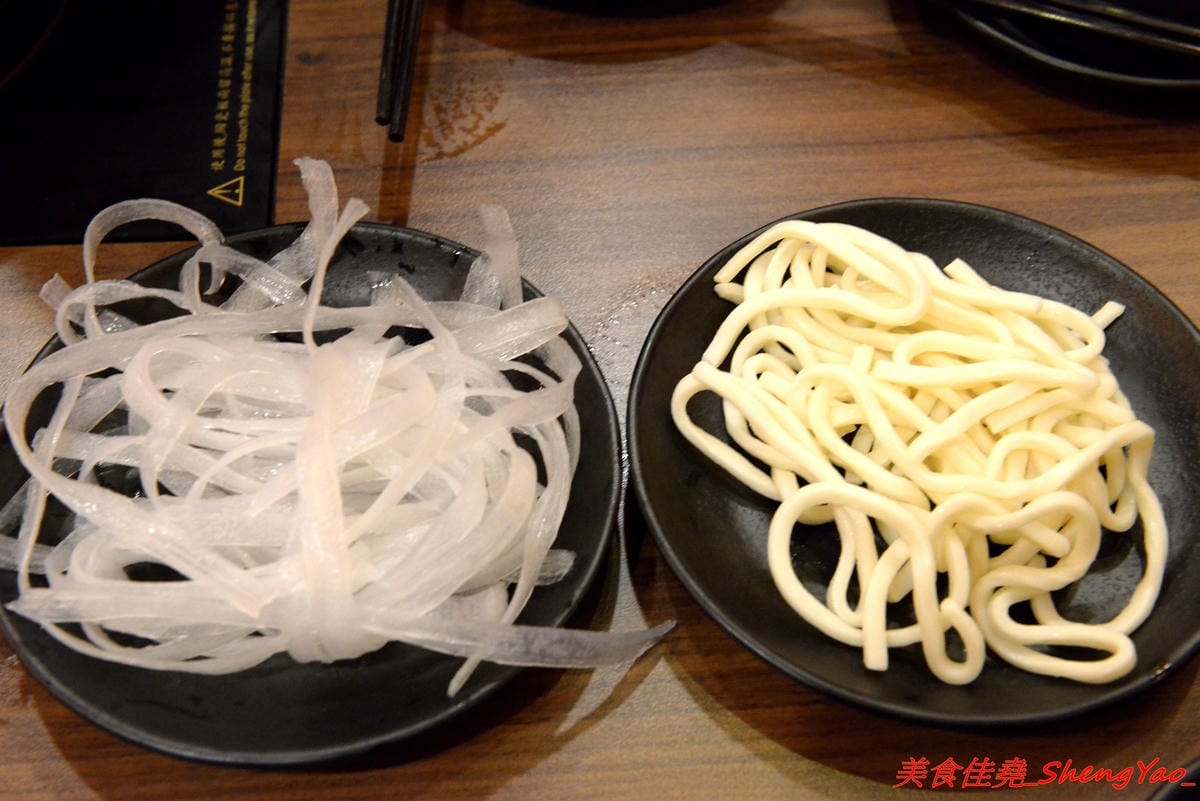 [台中沙鹿]絕品火鍋 – 沙鹿新開的火鍋店,年輕老闆曾擔任過多家餐廳的廚師,食材品質要求嚴格,蔬菜肉品海鮮都很新鮮,店內還有少見的伊比利豬,湯頭也很特別,墨魚湯頭超吸睛,價位相當平價,建