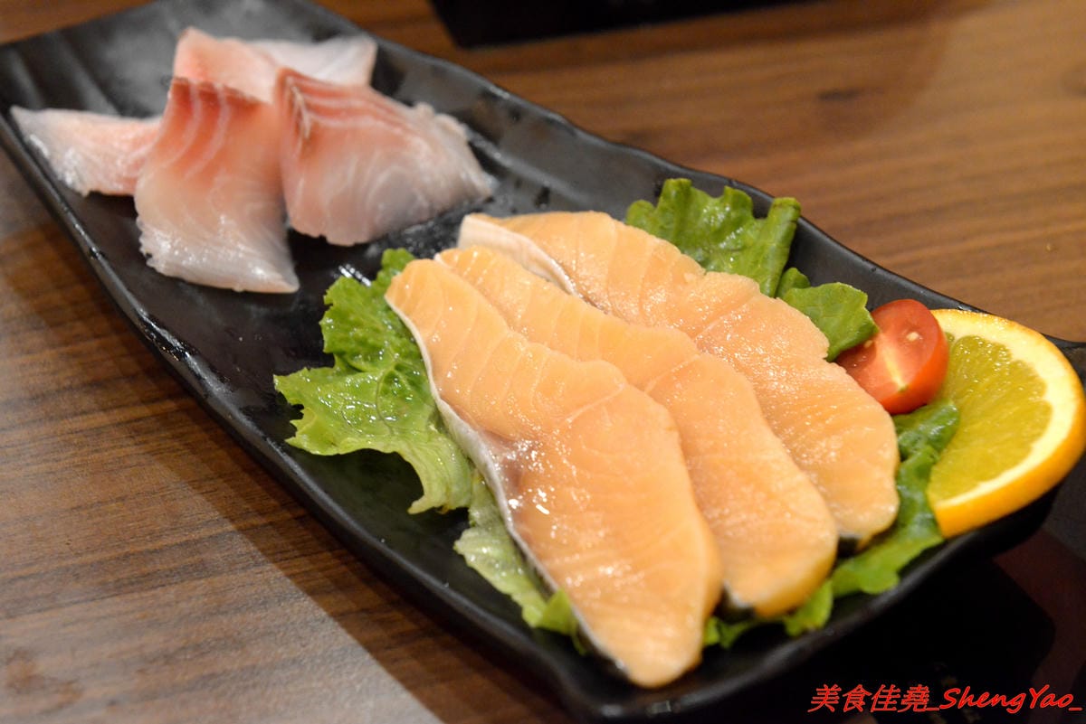 [台中沙鹿]絕品火鍋 – 沙鹿新開的火鍋店,年輕老闆曾擔任過多家餐廳的廚師,食材品質要求嚴格,蔬菜肉品海鮮都很新鮮,店內還有少見的伊比利豬,湯頭也很特別,墨魚湯頭超吸睛,價位相當平價,建