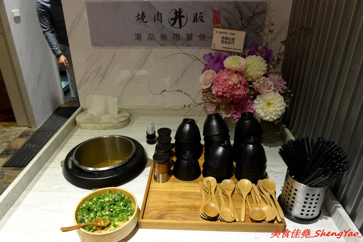 [台中西區]燒肉丼販 公益店 – 台北知名燒肉丼飯專賣店來台中開分店了,丼飯表現不俗,日式販賣機點餐頗有趣,店內有提供免費汽水、可樂無限暢飲,價位不算貴,還比台北旗艦店整個便宜20元。(已