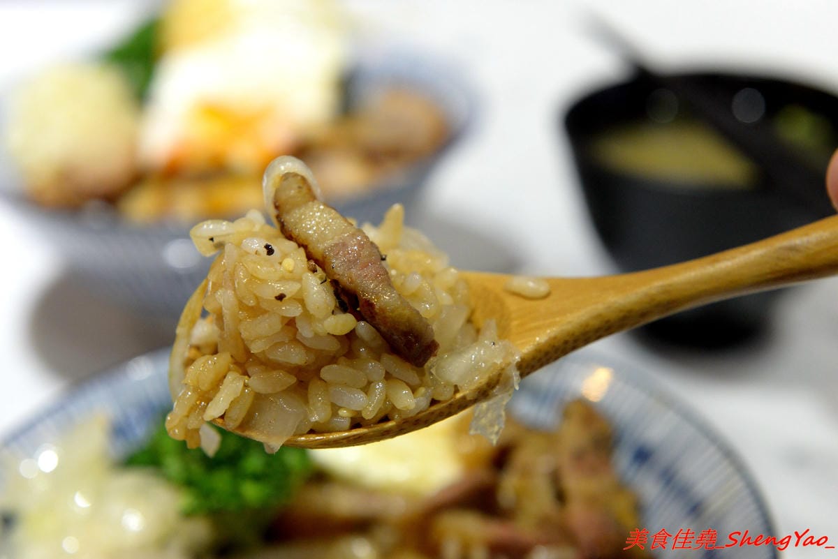 [台中西區]燒肉丼販 公益店 – 台北知名燒肉丼飯專賣店來台中開分店了,丼飯表現不俗,日式販賣機點餐頗有趣,店內有提供免費汽水、可樂無限暢飲,價位不算貴,還比台北旗艦店整個便宜20元。(已