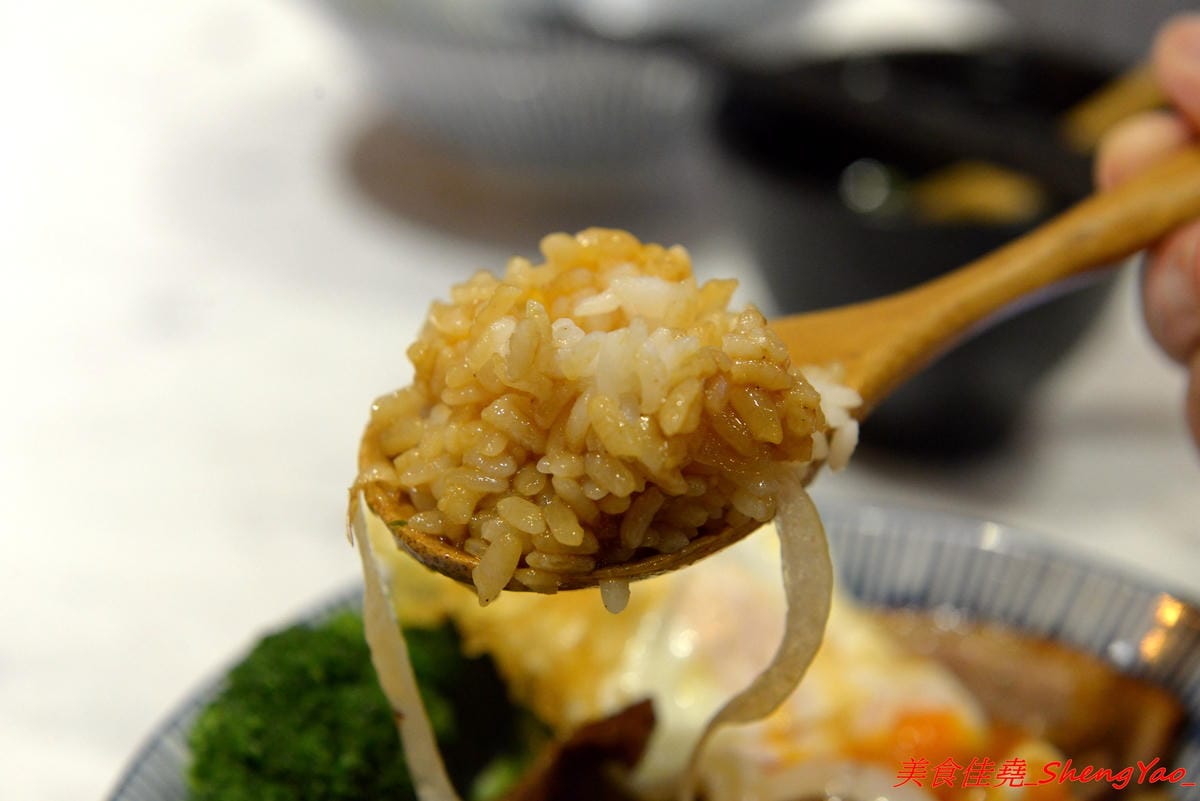 [台中西區]燒肉丼販 公益店 – 台北知名燒肉丼飯專賣店來台中開分店了,丼飯表現不俗,日式販賣機點餐頗有趣,店內有提供免費汽水、可樂無限暢飲,價位不算貴,還比台北旗艦店整個便宜20元。(已