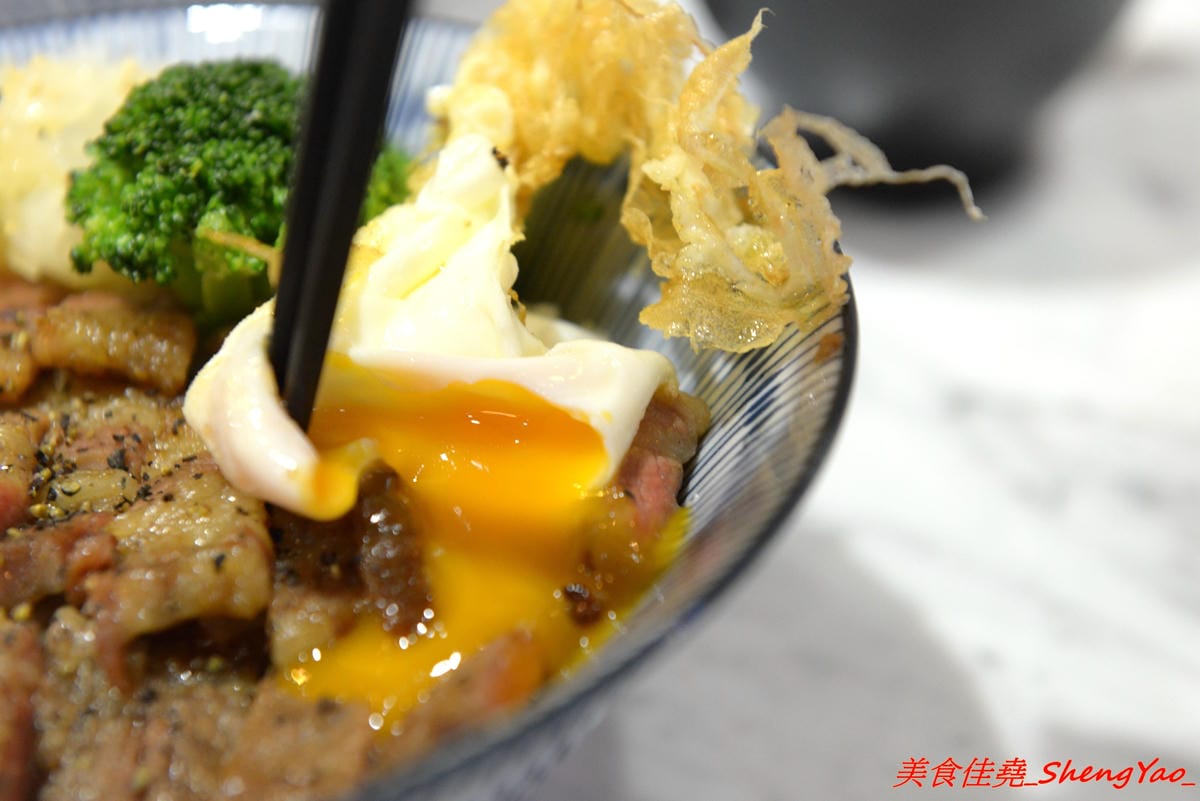 [台中西區]燒肉丼販 公益店 – 台北知名燒肉丼飯專賣店來台中開分店了,丼飯表現不俗,日式販賣機點餐頗有趣,店內有提供免費汽水、可樂無限暢飲,價位不算貴,還比台北旗艦店整個便宜20元。(已