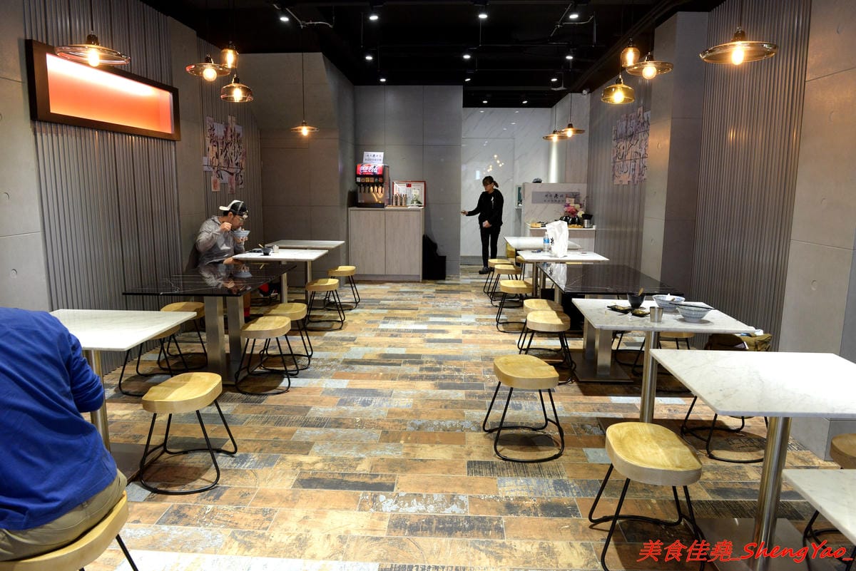 [台中西區]燒肉丼販 公益店 – 台北知名燒肉丼飯專賣店來台中開分店了,丼飯表現不俗,日式販賣機點餐頗有趣,店內有提供免費汽水、可樂無限暢飲,價位不算貴,還比台北旗艦店整個便宜20元。(已