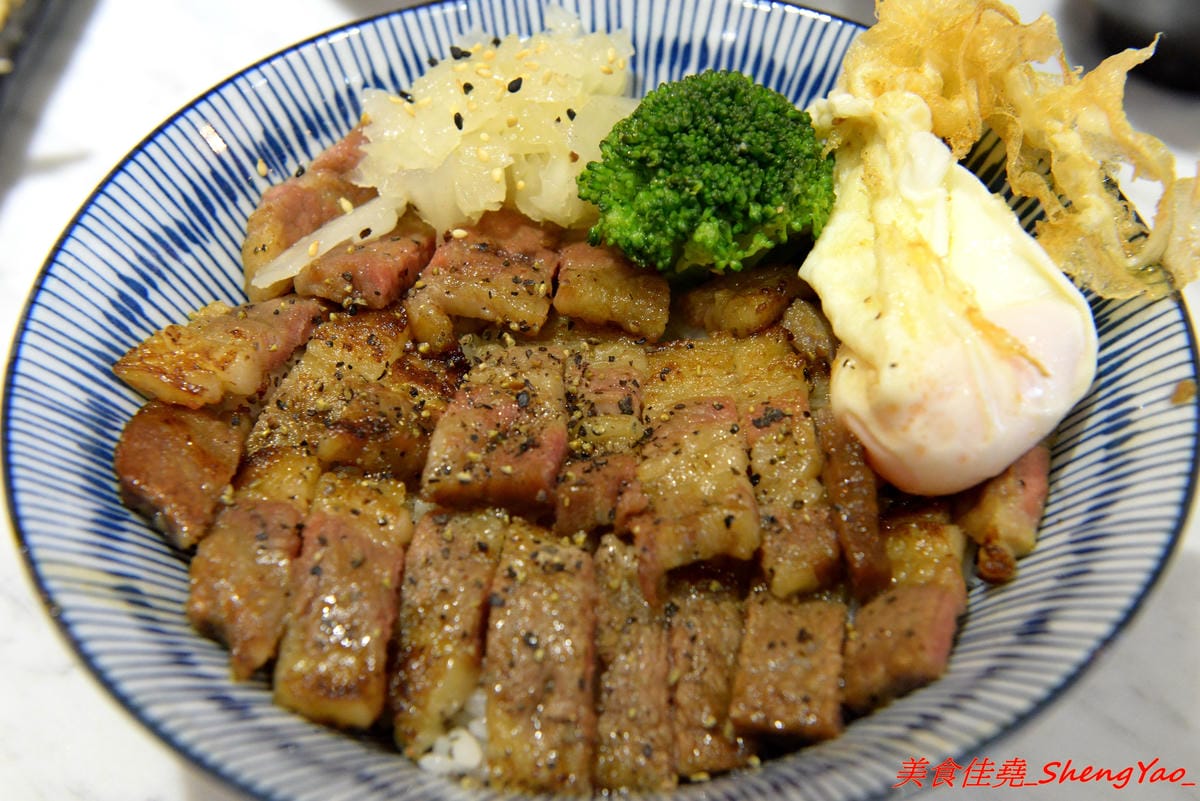 [台中西區]燒肉丼販 公益店 – 台北知名燒肉丼飯專賣店來台中開分店了,丼飯表現不俗,日式販賣機點餐頗有趣,店內有提供免費汽水、可樂無限暢飲,價位不算貴,還比台北旗艦店整個便宜20元。(已