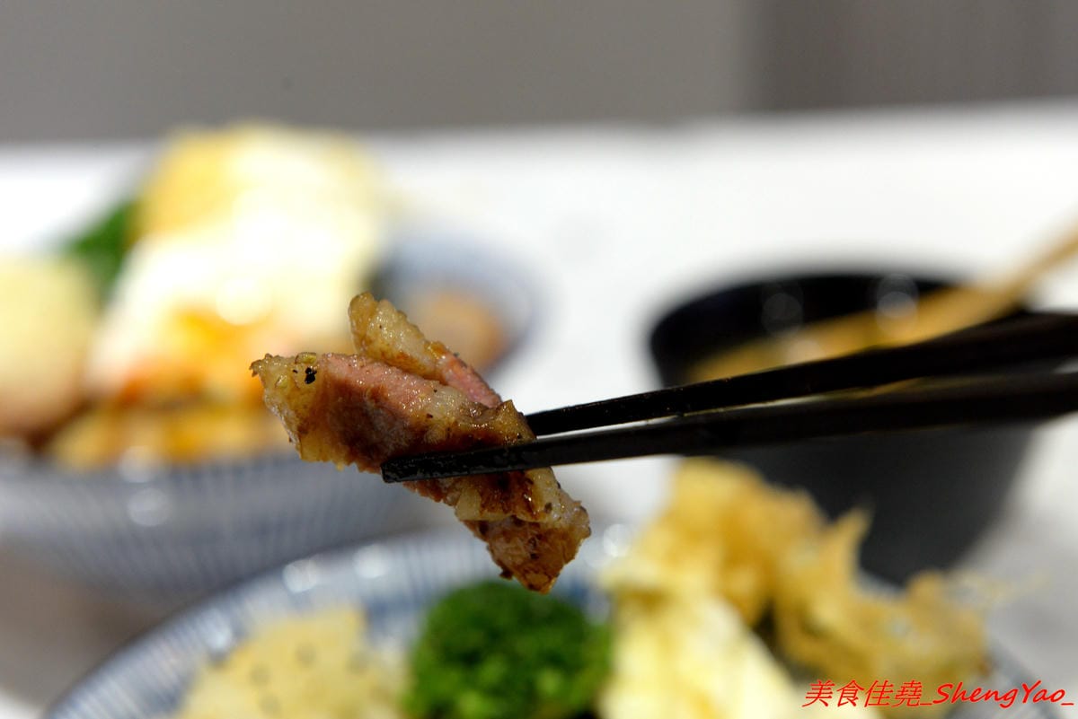[台中西區]燒肉丼販 公益店 – 台北知名燒肉丼飯專賣店來台中開分店了,丼飯表現不俗,日式販賣機點餐頗有趣,店內有提供免費汽水、可樂無限暢飲,價位不算貴,還比台北旗艦店整個便宜20元。(已