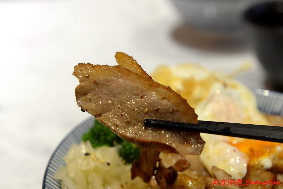 [台中西區]燒肉丼販 公益店 – 台北知名燒肉丼飯專賣店來台中開分店了,丼飯表現不俗,日式販賣機點餐頗有趣,店內有提供免費汽水、可樂無限暢飲,價位不算貴,還比台北旗艦店整個便宜20元。(已