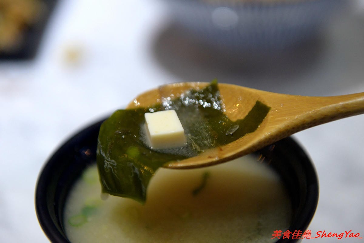 [台中西區]燒肉丼販 公益店 – 台北知名燒肉丼飯專賣店來台中開分店了,丼飯表現不俗,日式販賣機點餐頗有趣,店內有提供免費汽水、可樂無限暢飲,價位不算貴,還比台北旗艦店整個便宜20元。(已