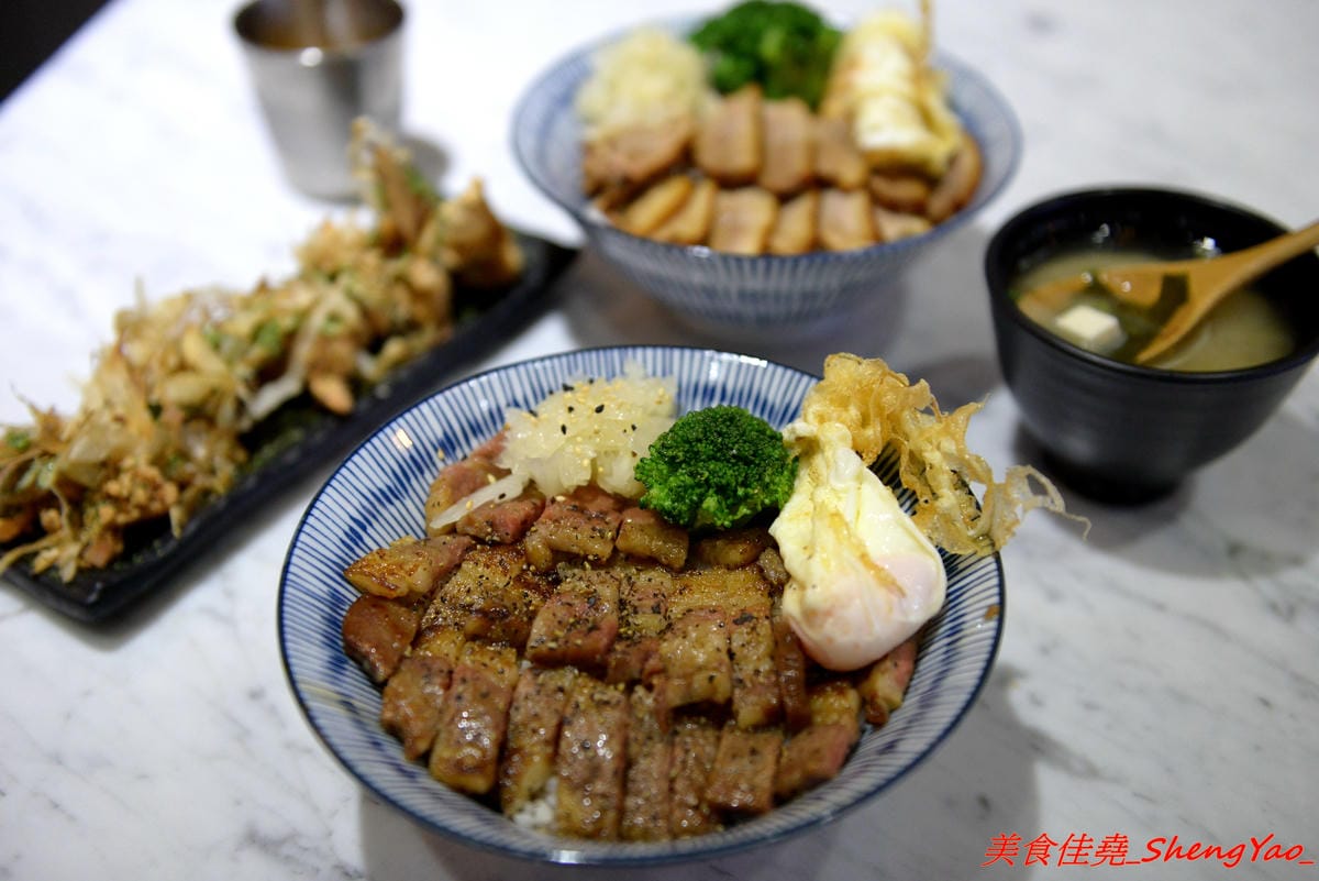 [台中西區]燒肉丼販 公益店 – 台北知名燒肉丼飯專賣店來台中開分店了,丼飯表現不俗,日式販賣機點餐頗有趣,店內有提供免費汽水、可樂無限暢飲,價位不算貴,還比台北旗艦店整個便宜20元。(已