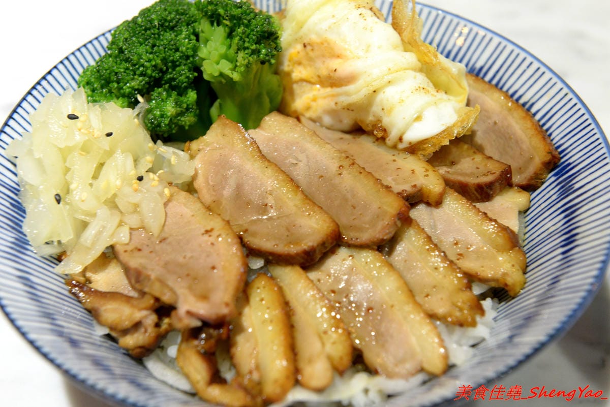 [台中西區]燒肉丼販 公益店 – 台北知名燒肉丼飯專賣店來台中開分店了,丼飯表現不俗,日式販賣機點餐頗有趣,店內有提供免費汽水、可樂無限暢飲,價位不算貴,還比台北旗艦店整個便宜20元。(已
