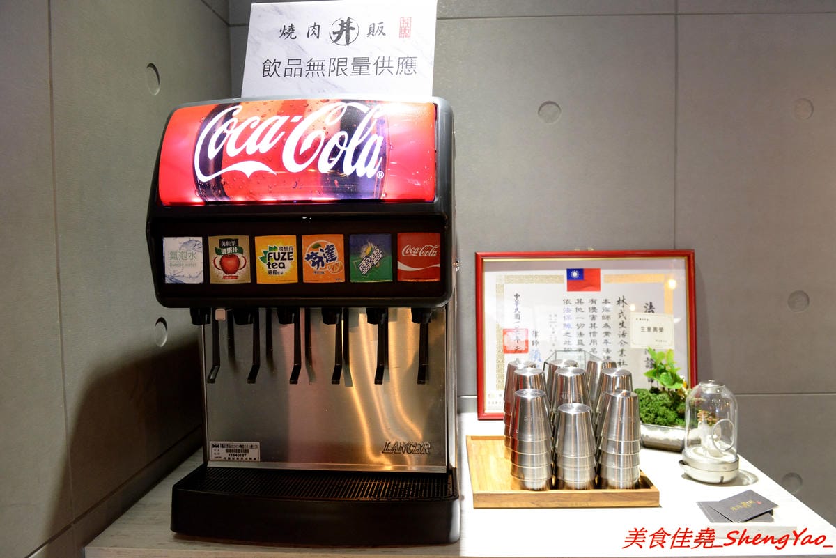 [台中西區]燒肉丼販 公益店 – 台北知名燒肉丼飯專賣店來台中開分店了,丼飯表現不俗,日式販賣機點餐頗有趣,店內有提供免費汽水、可樂無限暢飲,價位不算貴,還比台北旗艦店整個便宜20元。(已