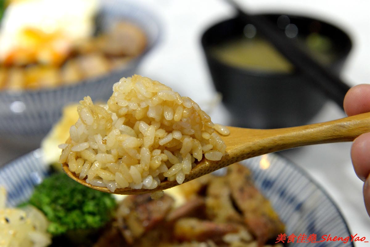 [台中西區]燒肉丼販 公益店 – 台北知名燒肉丼飯專賣店來台中開分店了,丼飯表現不俗,日式販賣機點餐頗有趣,店內有提供免費汽水、可樂無限暢飲,價位不算貴,還比台北旗艦店整個便宜20元。(已