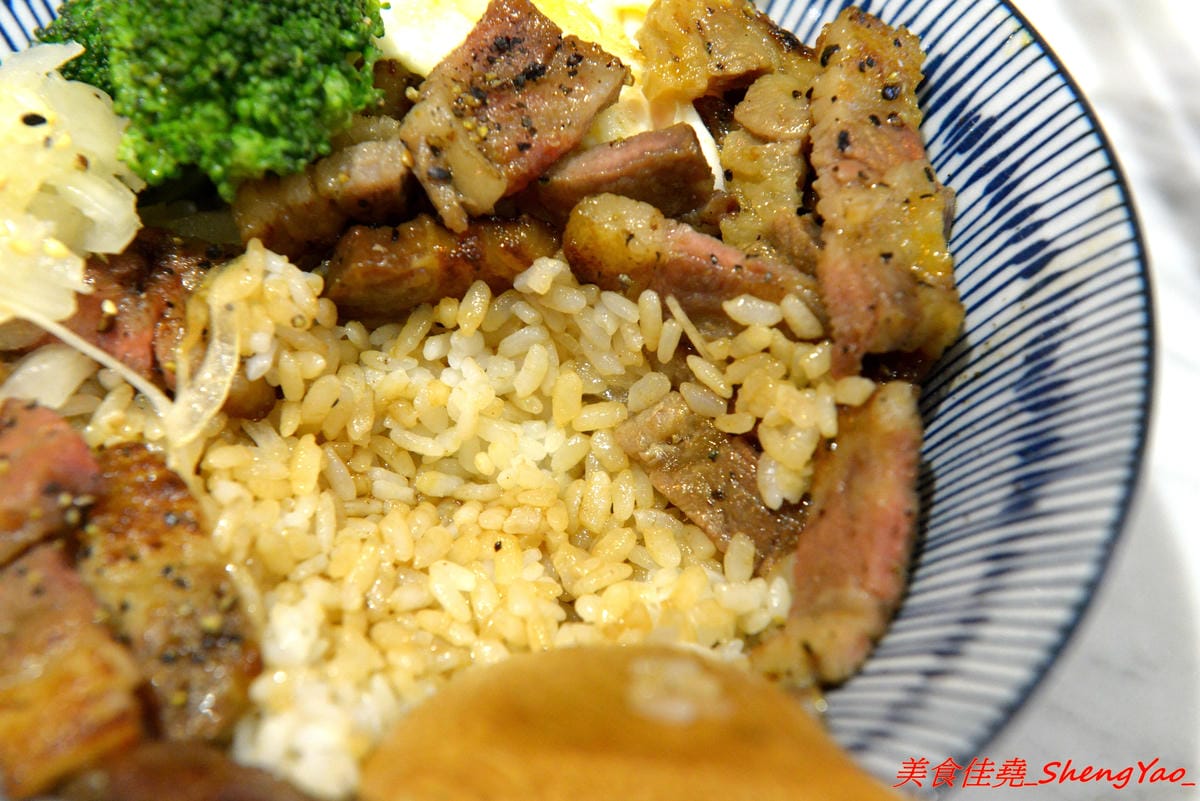 [台中西區]燒肉丼販 公益店 – 台北知名燒肉丼飯專賣店來台中開分店了,丼飯表現不俗,日式販賣機點餐頗有趣,店內有提供免費汽水、可樂無限暢飲,價位不算貴,還比台北旗艦店整個便宜20元。(已