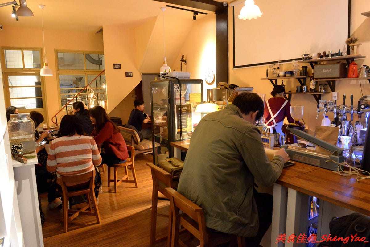 [台中大甲]布魯本咖啡 Brewband Coffee – 藏身在大甲鬧區巷弄內的低調咖啡店,溫馨小店的氣氛相當不錯,咖啡豆自家烘焙,咖啡除了常見的手沖和義式還有許多加了酒類的咖啡和台中超罕見的氮氣咖啡