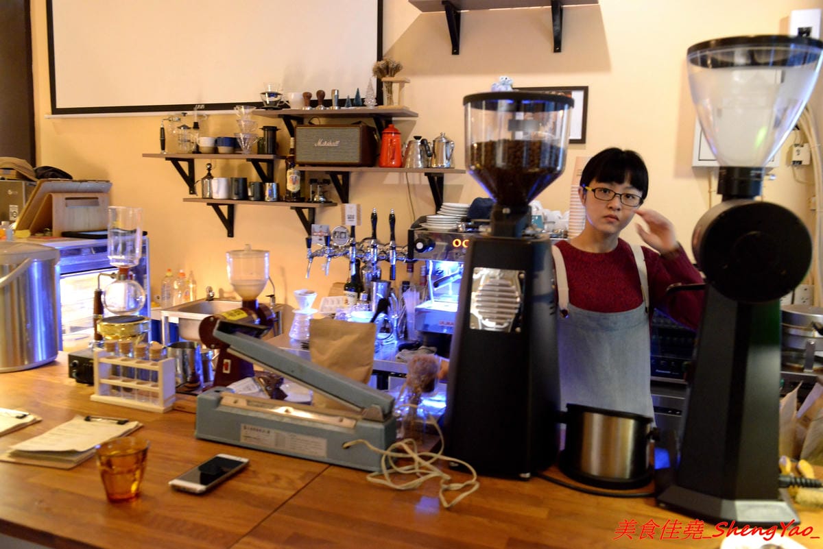 [台中大甲]布魯本咖啡 Brewband Coffee – 藏身在大甲鬧區巷弄內的低調咖啡店,溫馨小店的氣氛相當不錯,咖啡豆自家烘焙,咖啡除了常見的手沖和義式還有許多加了酒類的咖啡和台中超罕見的氮氣咖啡