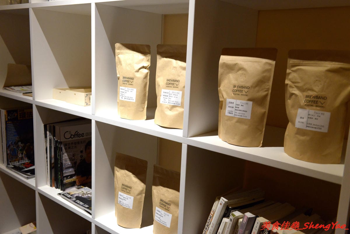 [台中大甲]布魯本咖啡 Brewband Coffee – 藏身在大甲鬧區巷弄內的低調咖啡店,溫馨小店的氣氛相當不錯,咖啡豆自家烘焙,咖啡除了常見的手沖和義式還有許多加了酒類的咖啡和台中超罕見的氮氣咖啡