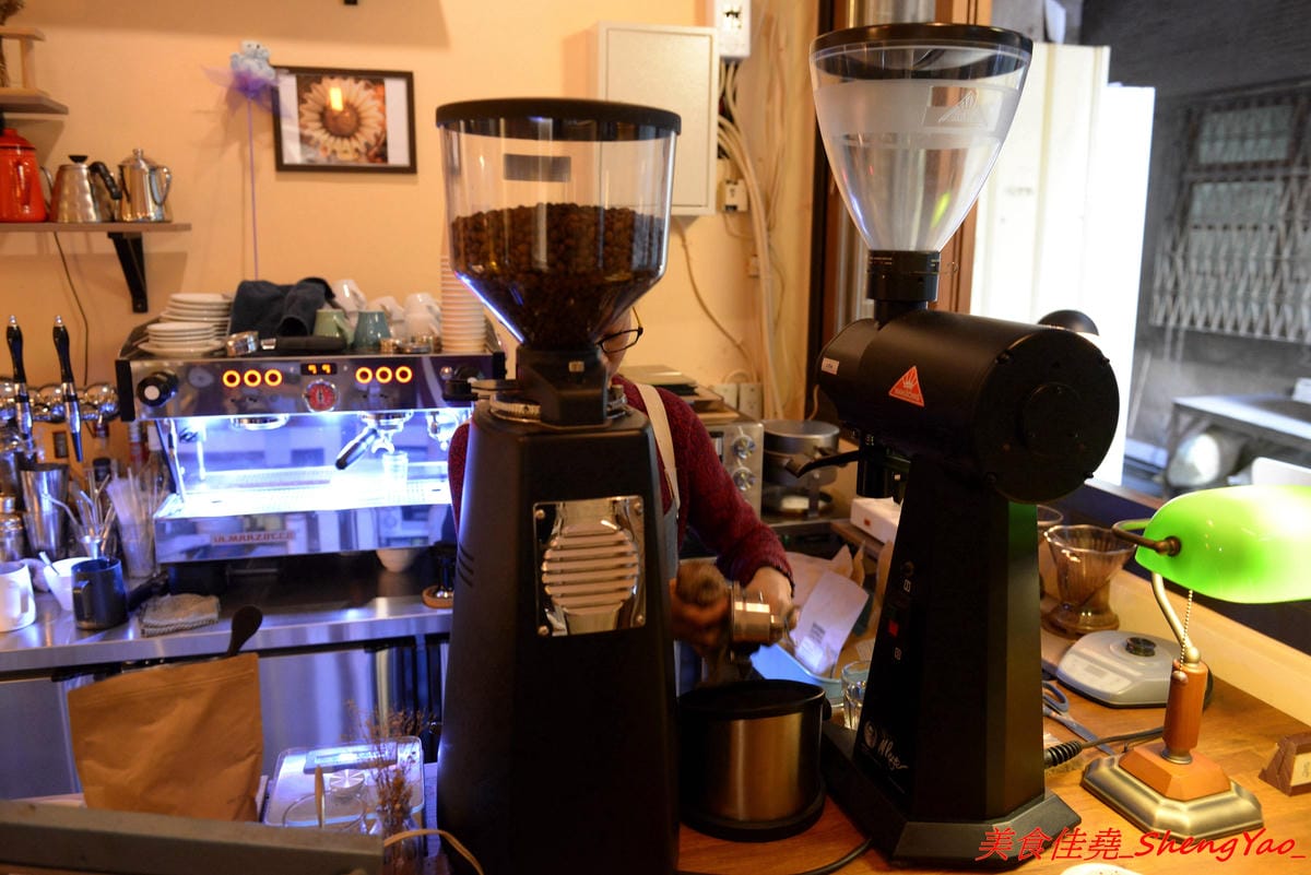 [台中大甲]布魯本咖啡 Brewband Coffee – 藏身在大甲鬧區巷弄內的低調咖啡店,溫馨小店的氣氛相當不錯,咖啡豆自家烘焙,咖啡除了常見的手沖和義式還有許多加了酒類的咖啡和台中超罕見的氮氣咖啡
