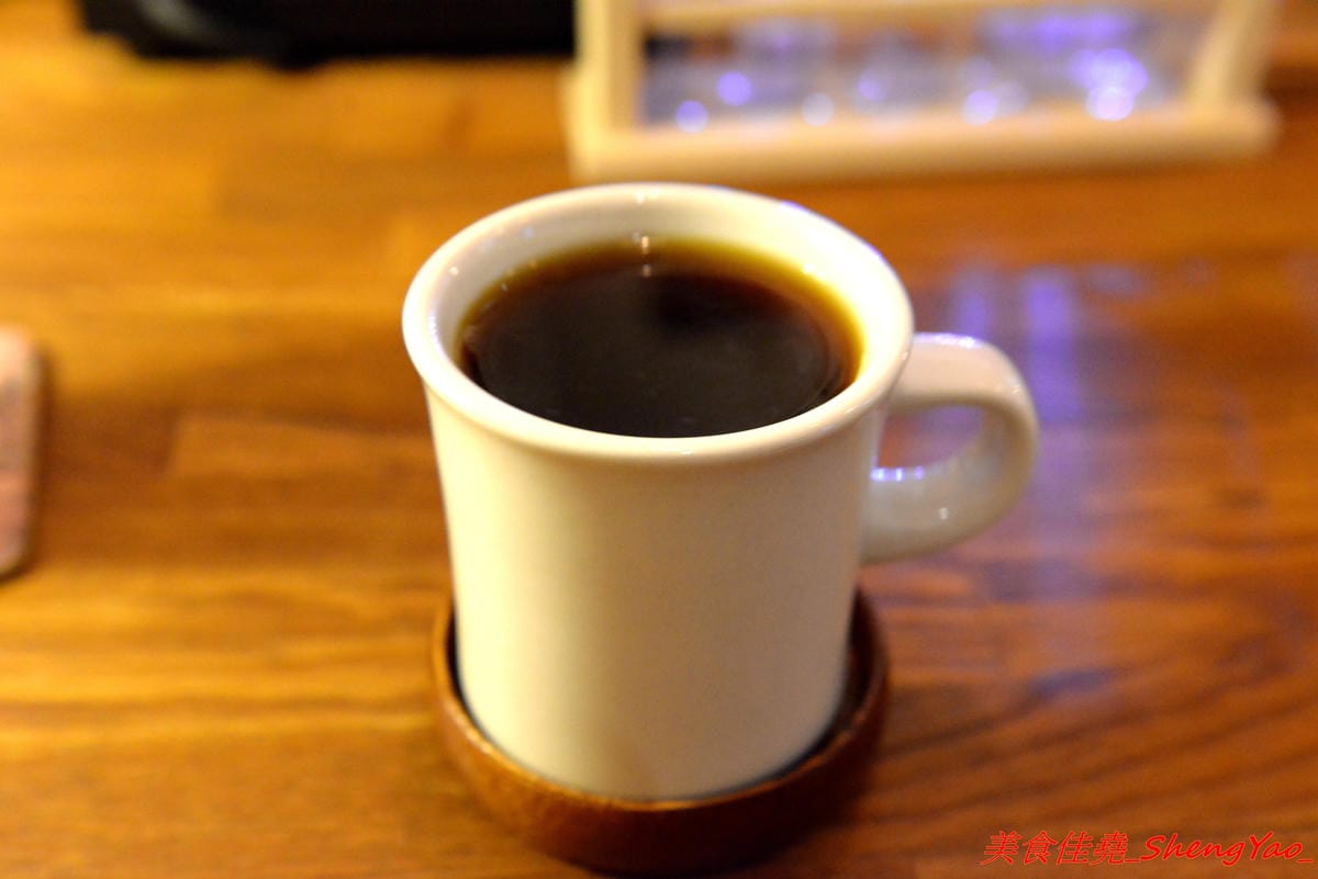 [台中大甲]布魯本咖啡 Brewband Coffee – 藏身在大甲鬧區巷弄內的低調咖啡店,溫馨小店的氣氛相當不錯,咖啡豆自家烘焙,咖啡除了常見的手沖和義式還有許多加了酒類的咖啡和台中超罕見的氮氣咖啡
