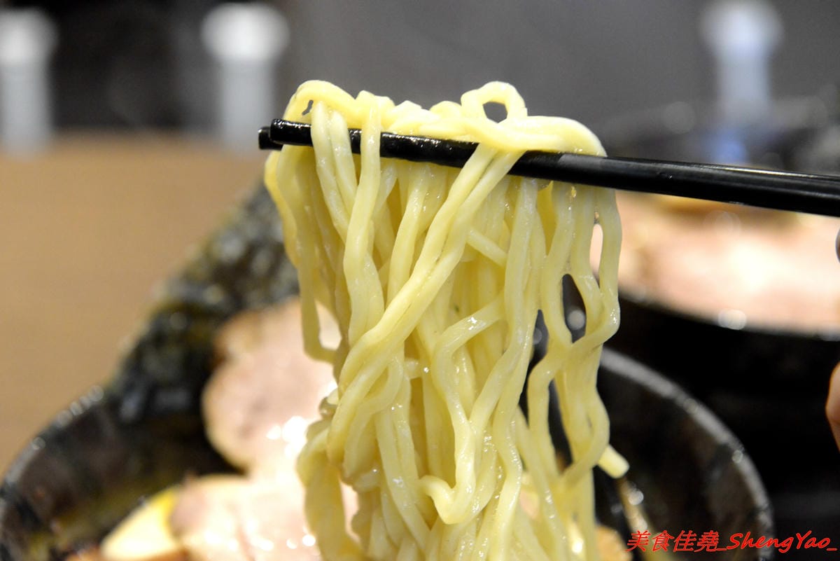 [台中西區]麵屋 零 – 日本人開的拉麵店,老闆來自日本池袋知名拉麵店”大勝軒”,在台灣先後在鷹流拉麵和麵屋輝擔任拉麵師傅,拉麵湯頭好喝有記憶度,叉燒大塊好吃,2/10-2/12試賣,2/13正式開幕。