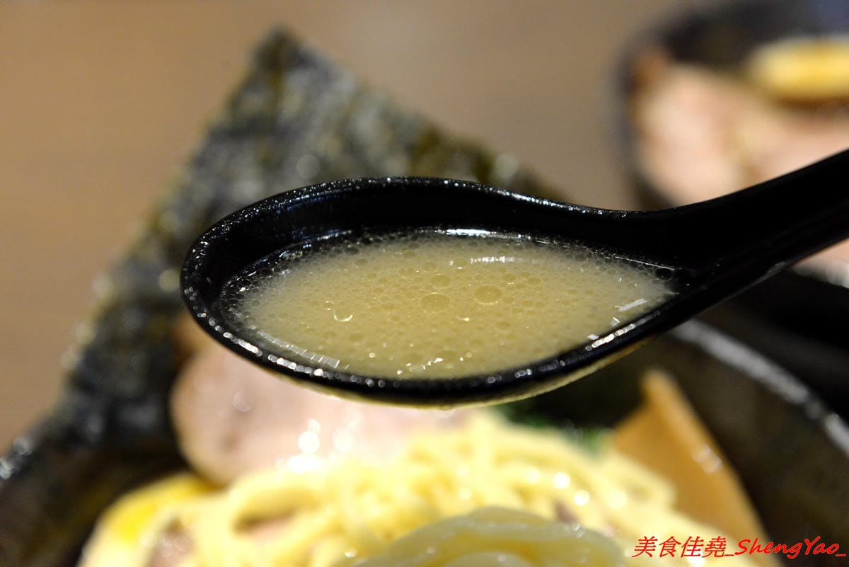 [台中西區]麵屋 零 – 日本人開的拉麵店,老闆來自日本池袋知名拉麵店”大勝軒”,在台灣先後在鷹流拉麵和麵屋輝擔任拉麵師傅,拉麵湯頭好喝有記憶度,叉燒大塊好吃,2/10-2/12試賣,2/13正式開幕。
