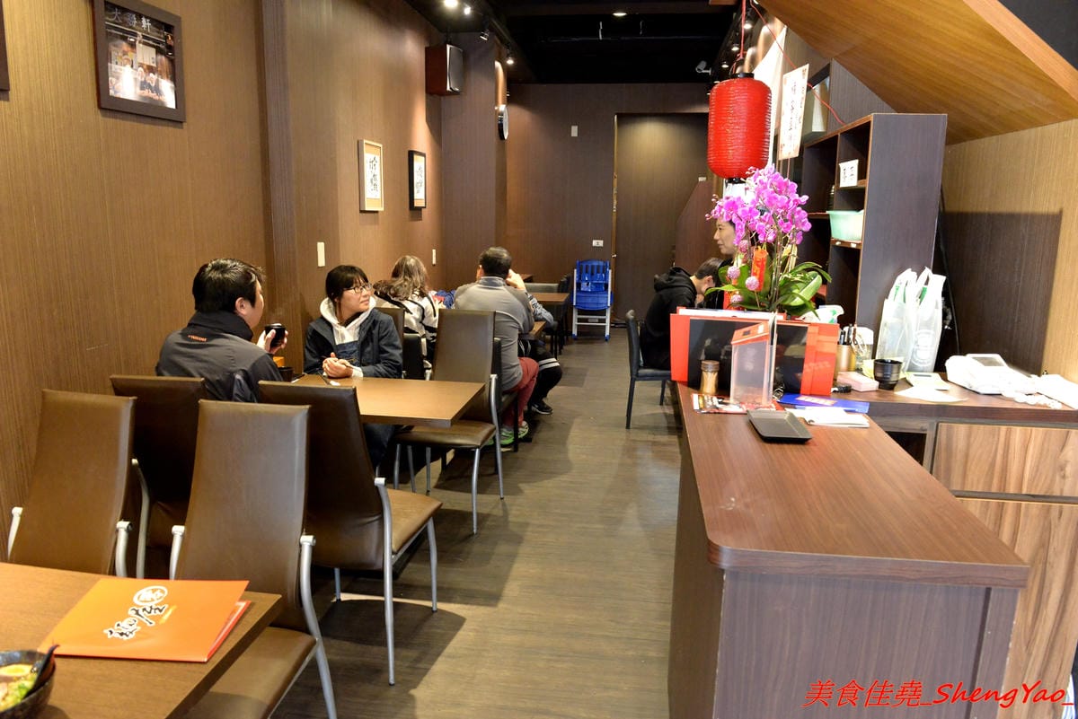 [台中西區]麵屋 零 – 日本人開的拉麵店,老闆來自日本池袋知名拉麵店”大勝軒”,在台灣先後在鷹流拉麵和麵屋輝擔任拉麵師傅,拉麵湯頭好喝有記憶度,叉燒大塊好吃,2/10-2/12試賣,2/13正式開幕。