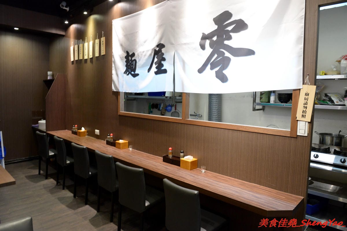 [台中西區]麵屋 零 – 日本人開的拉麵店,老闆來自日本池袋知名拉麵店”大勝軒”,在台灣先後在鷹流拉麵和麵屋輝擔任拉麵師傅,拉麵湯頭好喝有記憶度,叉燒大塊好吃,2/10-2/12試賣,2/13正式開幕。