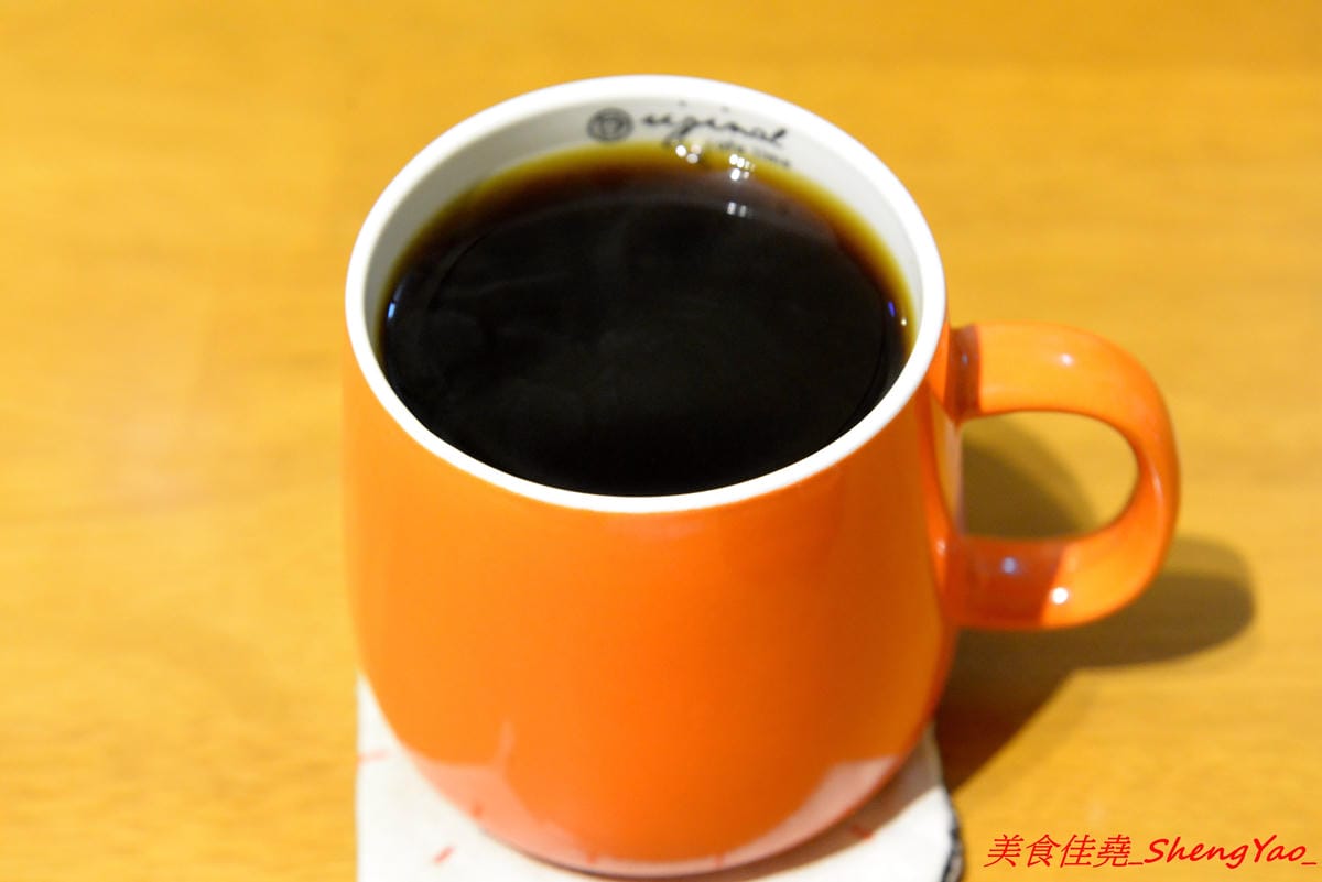 [台中大甲]程安 滾滾咖啡 – 藏身在民宅內有溫度的咖啡店,老闆夫婦相當親切熱情, 感覺就像是來到朋友家喝咖啡那樣,店內結合手作文創,飲品種類選擇多樣化,外帶和自備容器還能折價。
