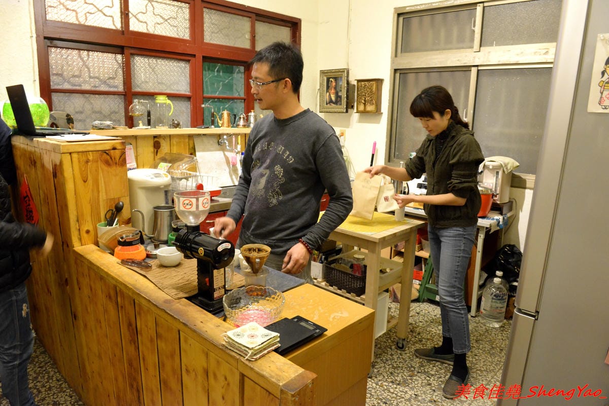 [台中大甲]程安 滾滾咖啡 – 藏身在民宅內有溫度的咖啡店,老闆夫婦相當親切熱情, 感覺就像是來到朋友家喝咖啡那樣,店內結合手作文創,飲品種類選擇多樣化,外帶和自備容器還能折價。