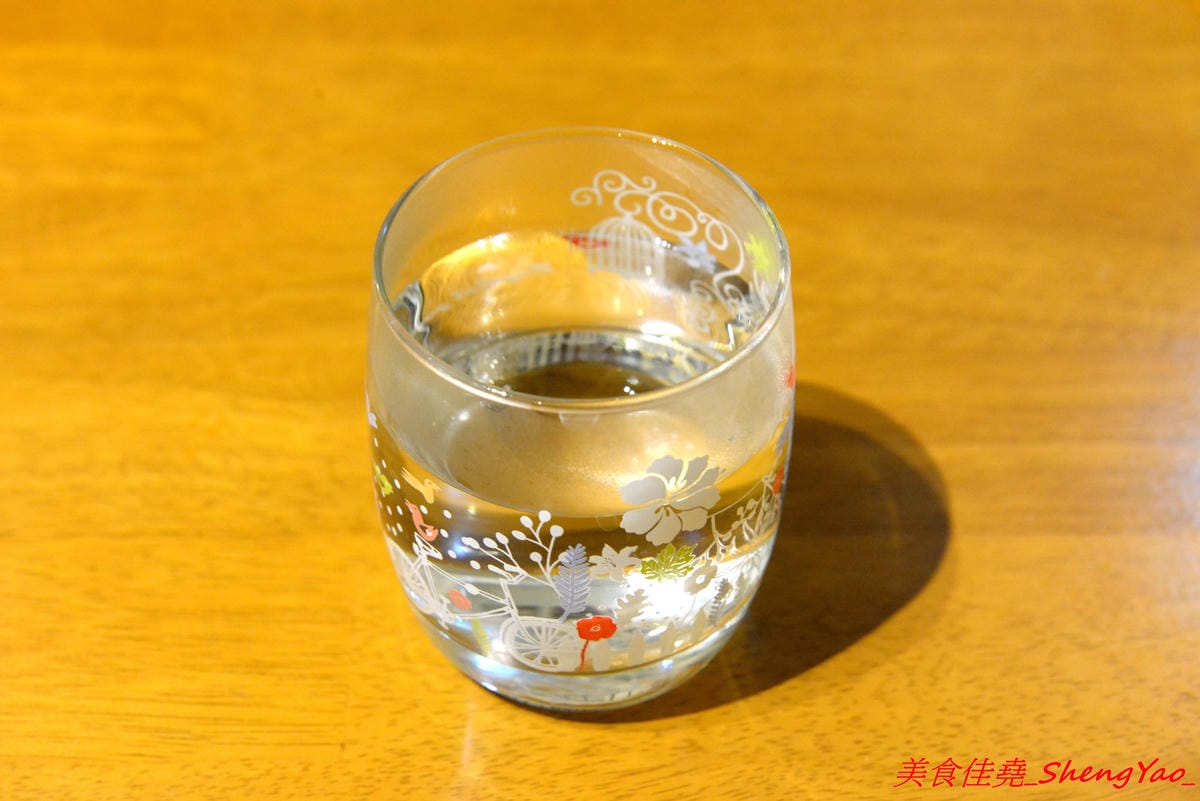 [台中大甲]程安 滾滾咖啡 – 藏身在民宅內有溫度的咖啡店,老闆夫婦相當親切熱情, 感覺就像是來到朋友家喝咖啡那樣,店內結合手作文創,飲品種類選擇多樣化,外帶和自備容器還能折價。