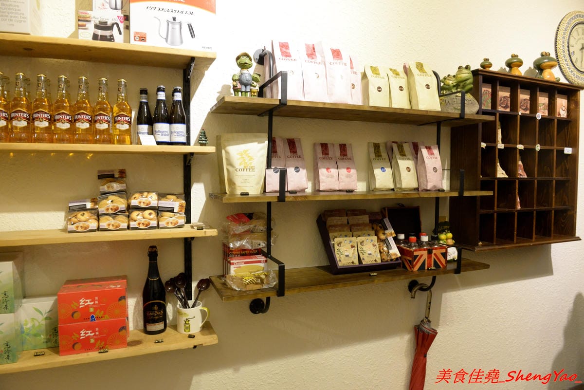 [台中大甲]程安 滾滾咖啡 – 藏身在民宅內有溫度的咖啡店,老闆夫婦相當親切熱情, 感覺就像是來到朋友家喝咖啡那樣,店內結合手作文創,飲品種類選擇多樣化,外帶和自備容器還能折價。
