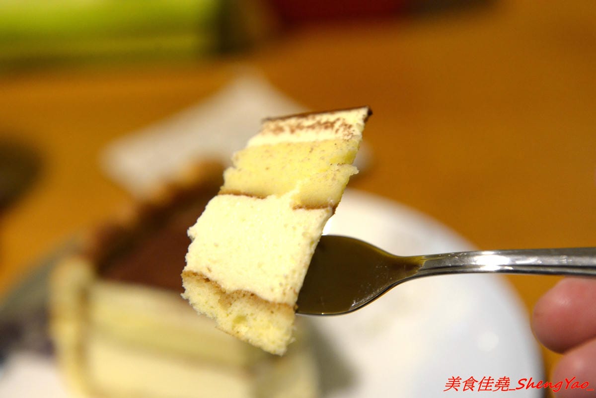 [台中大甲]程安 滾滾咖啡 – 藏身在民宅內有溫度的咖啡店,老闆夫婦相當親切熱情, 感覺就像是來到朋友家喝咖啡那樣,店內結合手作文創,飲品種類選擇多樣化,外帶和自備容器還能折價。