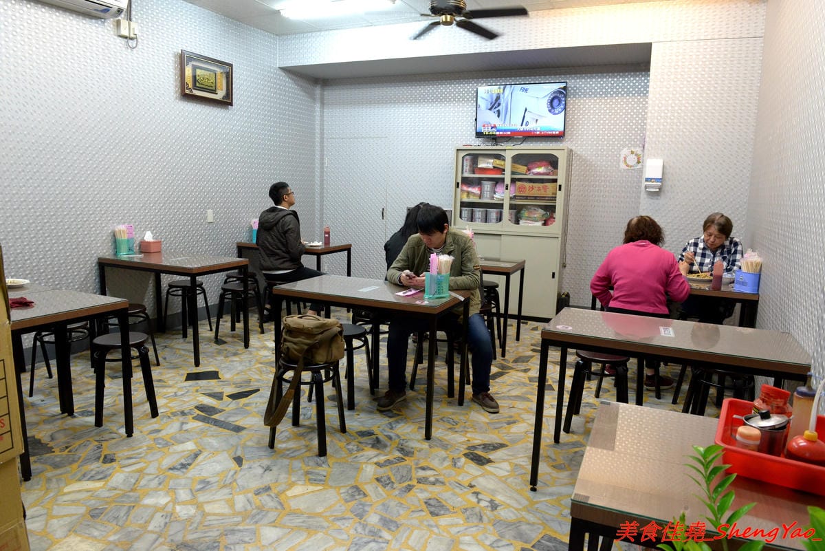 [台中大甲]阿原炒牛肉麵 – 大甲代表性美食小吃之一,食尚玩家推薦,路邊攤換成正式店面後環境更舒適了,招牌炒牛肉麵80元份量超大盤,牛肉湯60元裏頭牛肉超級多。(已歇業)