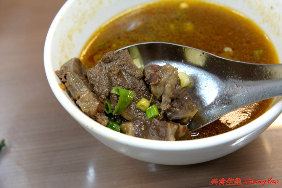 [台中大甲]阿原炒牛肉麵 – 大甲代表性美食小吃之一,食尚玩家推薦,路邊攤換成正式店面後環境更舒適了,招牌炒牛肉麵80元份量超大盤,牛肉湯60元裏頭牛肉超級多。(已歇業)