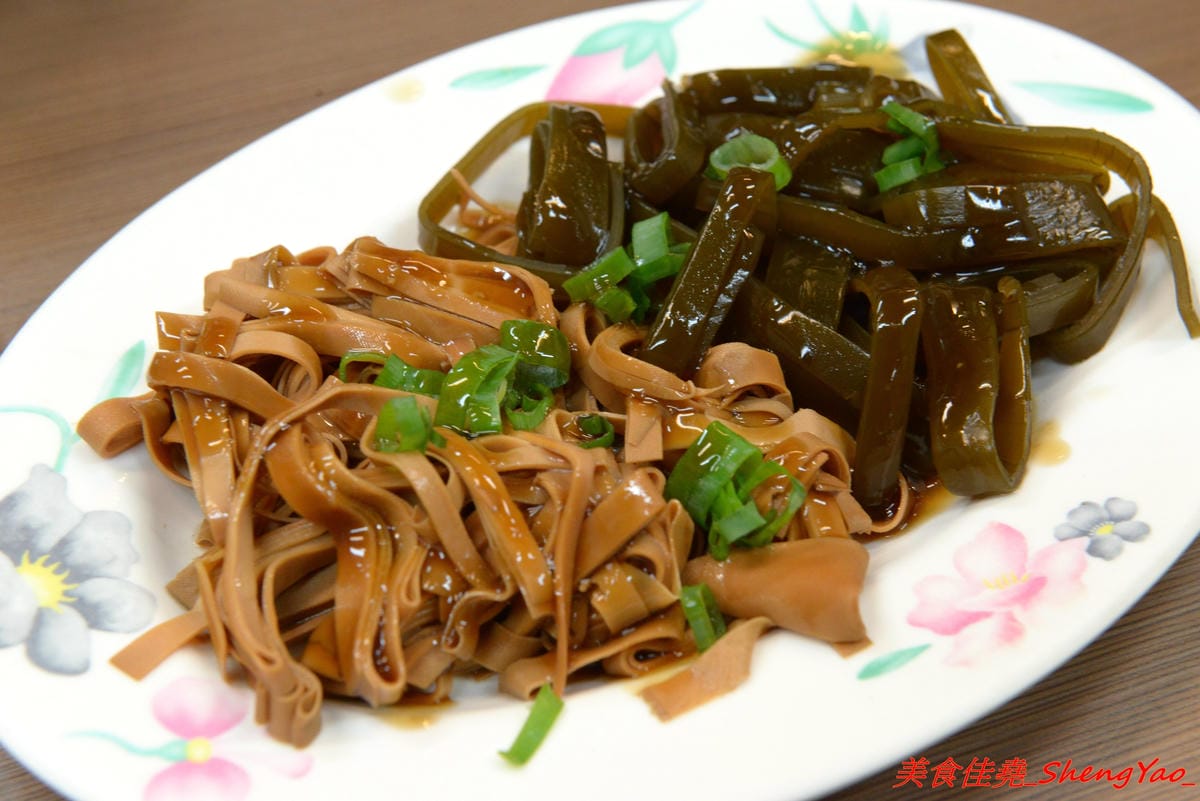 [台中大甲]阿原炒牛肉麵 – 大甲代表性美食小吃之一,食尚玩家推薦,路邊攤換成正式店面後環境更舒適了,招牌炒牛肉麵80元份量超大盤,牛肉湯60元裏頭牛肉超級多。(已歇業)