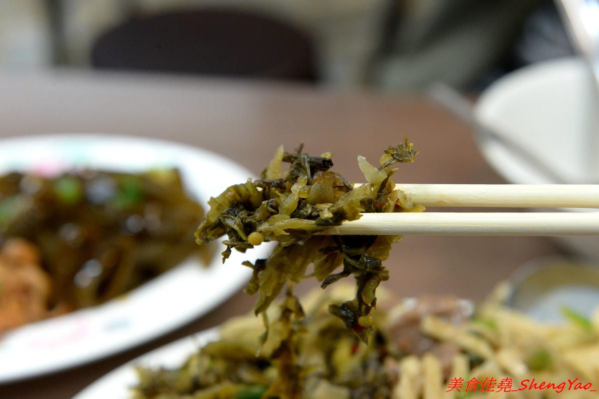 [台中大甲]阿原炒牛肉麵 – 大甲代表性美食小吃之一,食尚玩家推薦,路邊攤換成正式店面後環境更舒適了,招牌炒牛肉麵80元份量超大盤,牛肉湯60元裏頭牛肉超級多。(已歇業)