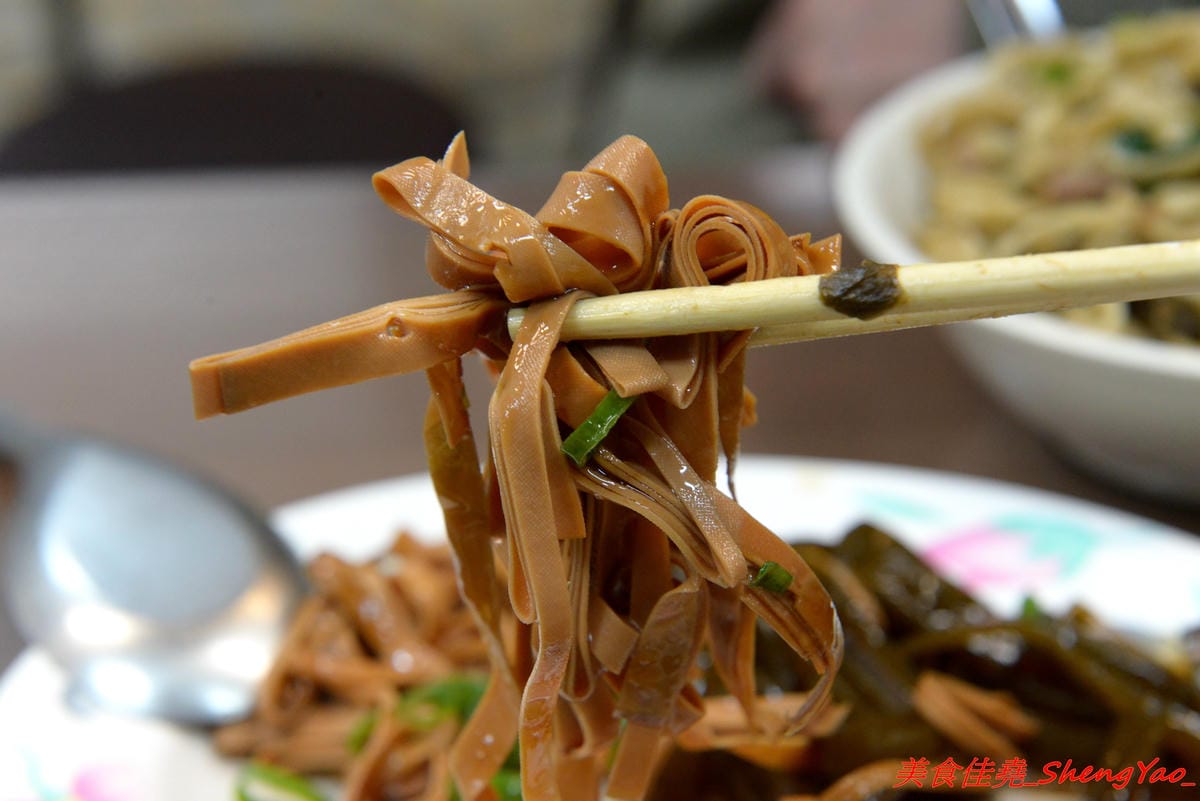 [台中大甲]阿原炒牛肉麵 – 大甲代表性美食小吃之一,食尚玩家推薦,路邊攤換成正式店面後環境更舒適了,招牌炒牛肉麵80元份量超大盤,牛肉湯60元裏頭牛肉超級多。(已歇業)