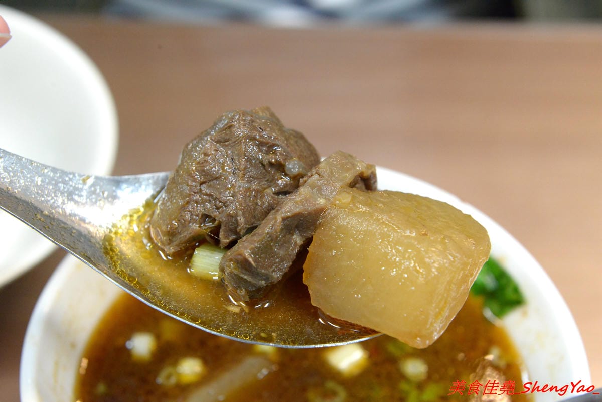 [台中大甲]阿原炒牛肉麵 – 大甲代表性美食小吃之一,食尚玩家推薦,路邊攤換成正式店面後環境更舒適了,招牌炒牛肉麵80元份量超大盤,牛肉湯60元裏頭牛肉超級多。(已歇業)