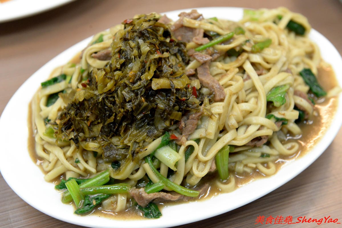 [台中大甲]阿原炒牛肉麵 – 大甲代表性美食小吃之一,食尚玩家推薦,路邊攤換成正式店面後環境更舒適了,招牌炒牛肉麵80元份量超大盤,牛肉湯60元裏頭牛肉超級多。(已歇業)