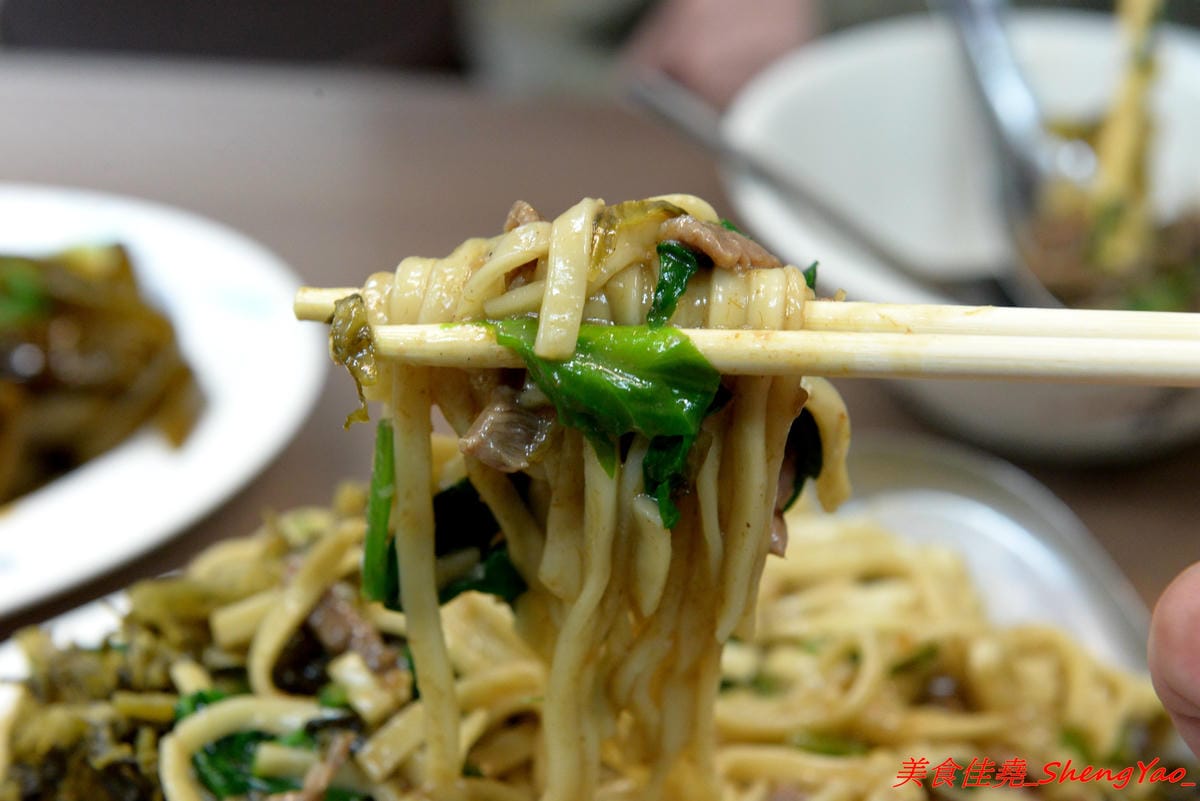 [台中大甲]阿原炒牛肉麵 – 大甲代表性美食小吃之一,食尚玩家推薦,路邊攤換成正式店面後環境更舒適了,招牌炒牛肉麵80元份量超大盤,牛肉湯60元裏頭牛肉超級多。(已歇業)