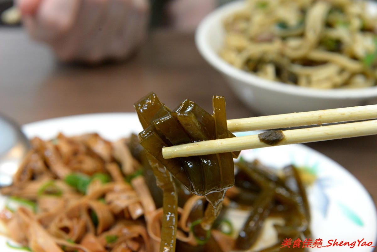 [台中大甲]阿原炒牛肉麵 – 大甲代表性美食小吃之一,食尚玩家推薦,路邊攤換成正式店面後環境更舒適了,招牌炒牛肉麵80元份量超大盤,牛肉湯60元裏頭牛肉超級多。(已歇業)