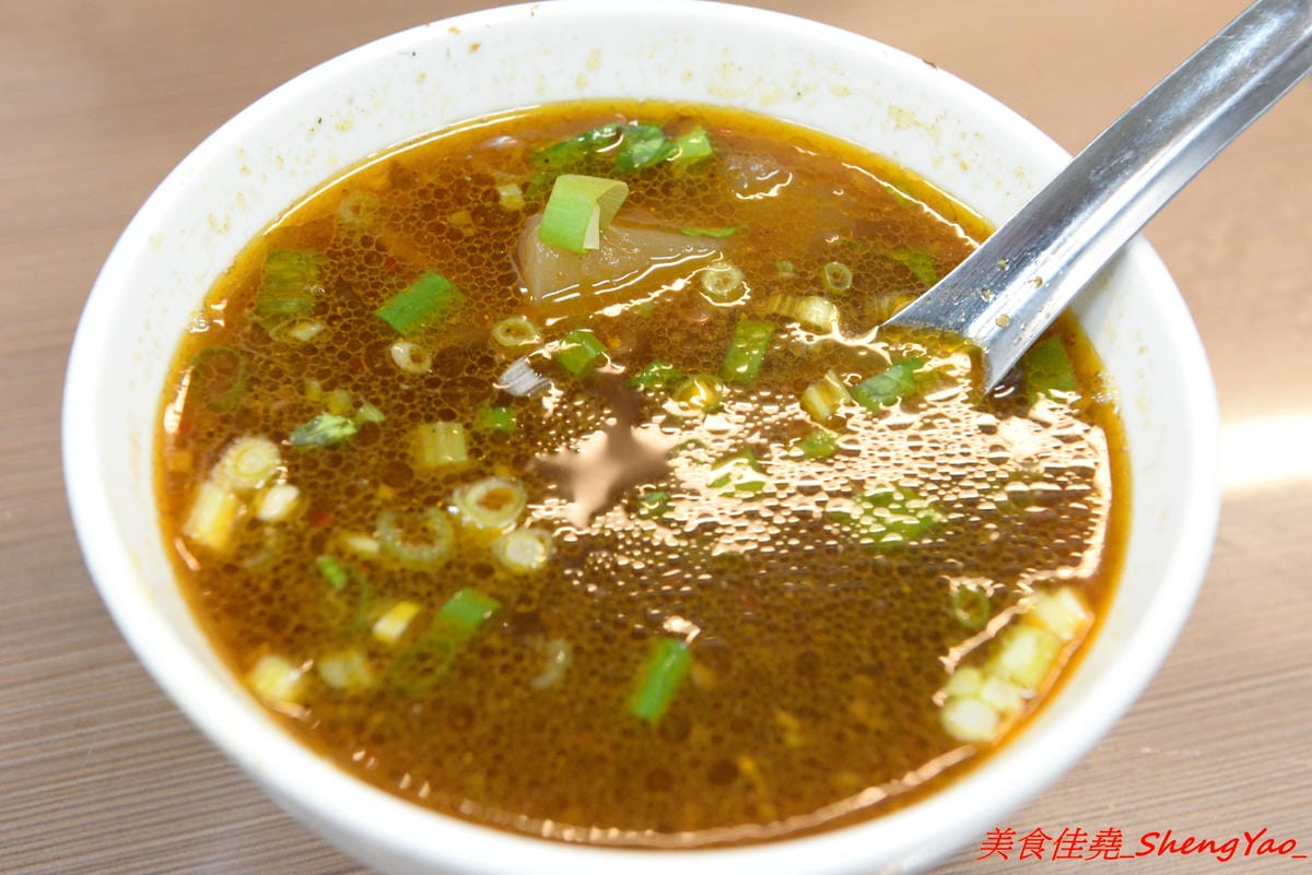 [台中大甲]阿原炒牛肉麵 – 大甲代表性美食小吃之一,食尚玩家推薦,路邊攤換成正式店面後環境更舒適了,招牌炒牛肉麵80元份量超大盤,牛肉湯60元裏頭牛肉超級多。(已歇業)