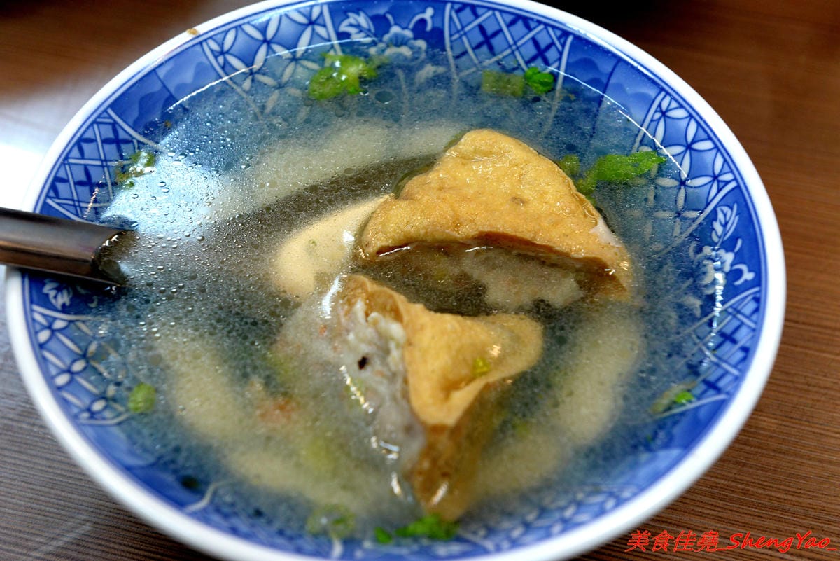 [台中大甲]阿原炒牛肉麵 – 大甲代表性美食小吃之一,食尚玩家推薦,路邊攤換成正式店面後環境更舒適了,招牌炒牛肉麵80元份量超大盤,牛肉湯60元裏頭牛肉超級多。(已歇業)