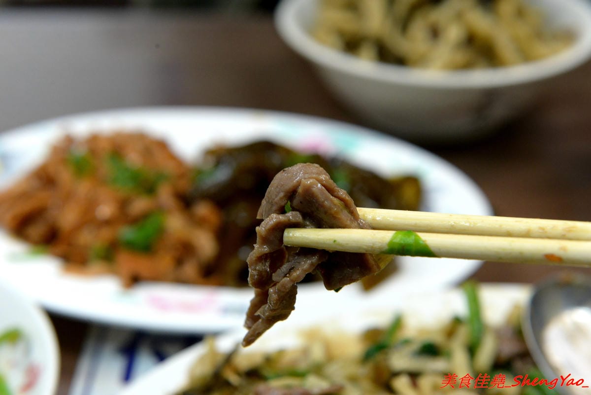 [台中大甲]阿原炒牛肉麵 – 大甲代表性美食小吃之一,食尚玩家推薦,路邊攤換成正式店面後環境更舒適了,招牌炒牛肉麵80元份量超大盤,牛肉湯60元裏頭牛肉超級多。(已歇業)