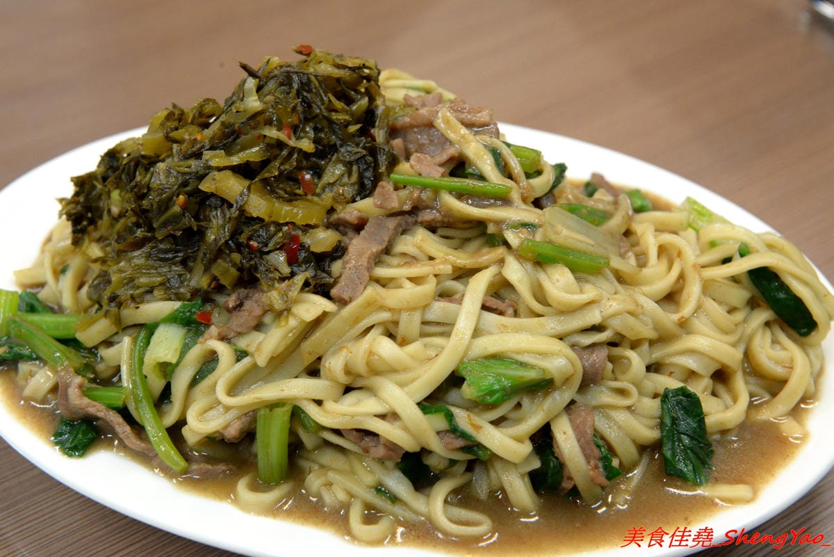 [台中大甲]阿原炒牛肉麵 – 大甲代表性美食小吃之一,食尚玩家推薦,路邊攤換成正式店面後環境更舒適了,招牌炒牛肉麵80元份量超大盤,牛肉湯60元裏頭牛肉超級多。(已歇業)