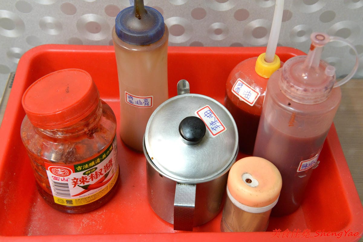 [台中大甲]阿原炒牛肉麵 – 大甲代表性美食小吃之一,食尚玩家推薦,路邊攤換成正式店面後環境更舒適了,招牌炒牛肉麵80元份量超大盤,牛肉湯60元裏頭牛肉超級多。(已歇業)
