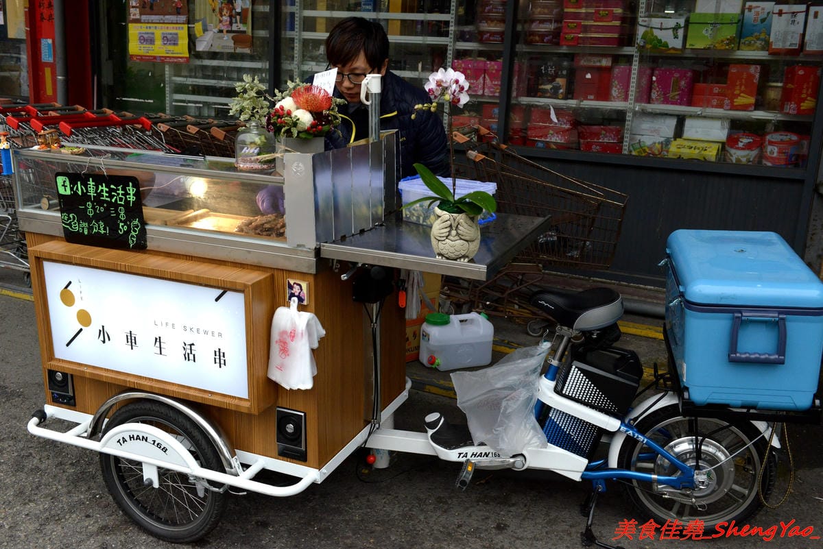 [台中清水]小車生活串 – 清水新發現的日式小攤車,賣的是手作小肉串,梅花肉肉串口感不乾柴,淋上特製醬汁酸酸辣辣超夠味,一串20,三串50,每日限量賣完為止。