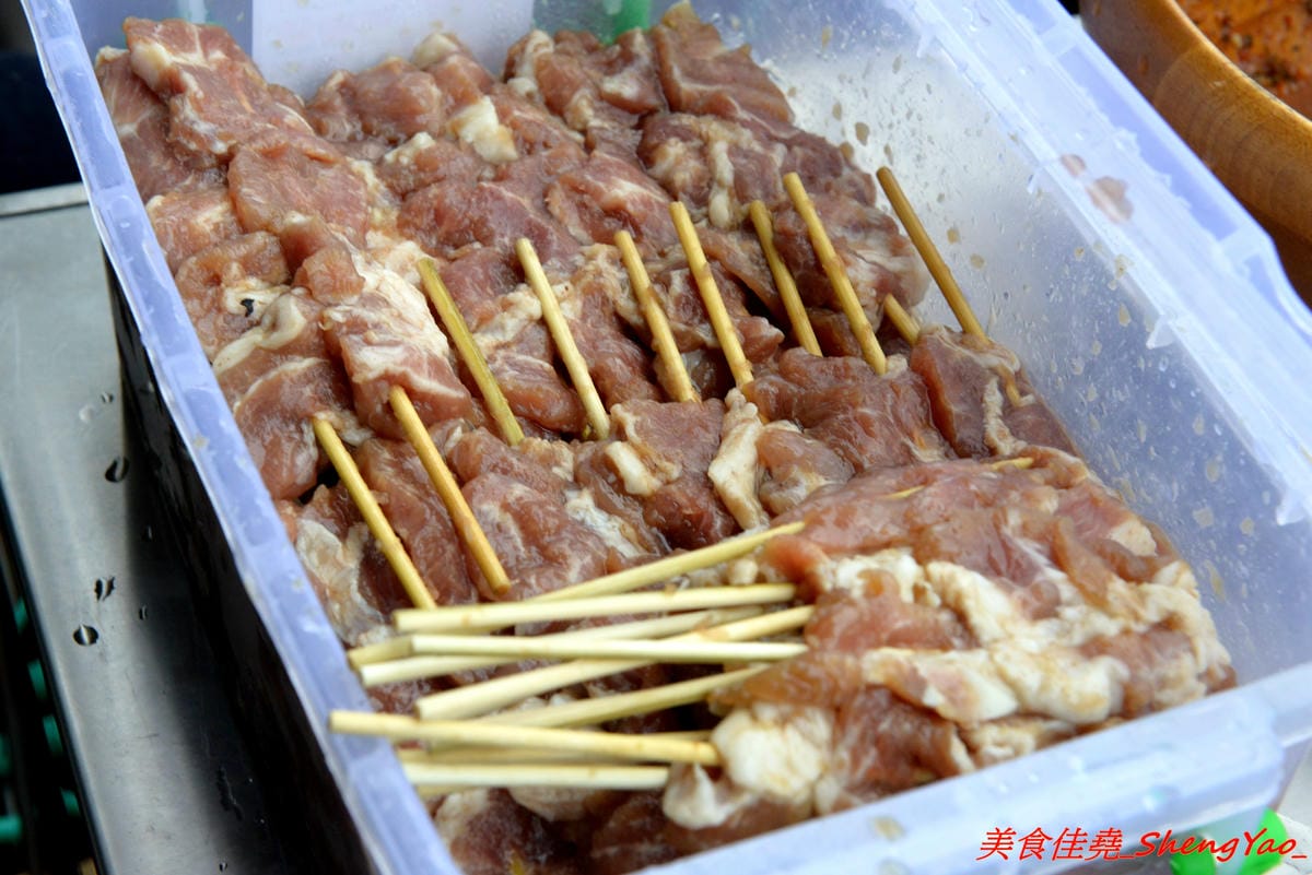 [台中清水]小車生活串 – 清水新發現的日式小攤車,賣的是手作小肉串,梅花肉肉串口感不乾柴,淋上特製醬汁酸酸辣辣超夠味,一串20,三串50,每日限量賣完為止。