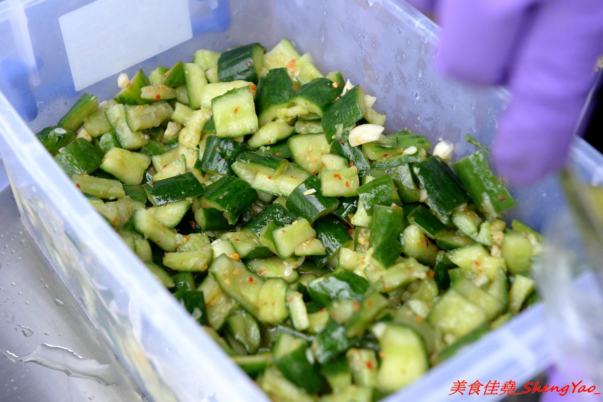 [台中清水]小車生活串 – 清水新發現的日式小攤車,賣的是手作小肉串,梅花肉肉串口感不乾柴,淋上特製醬汁酸酸辣辣超夠味,一串20,三串50,每日限量賣完為止。