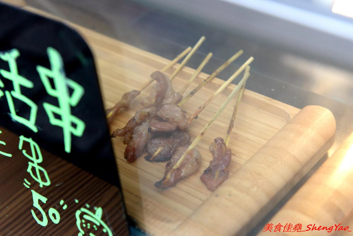 [台中清水]小車生活串 – 清水新發現的日式小攤車,賣的是手作小肉串,梅花肉肉串口感不乾柴,淋上特製醬汁酸酸辣辣超夠味,一串20,三串50,每日限量賣完為止。